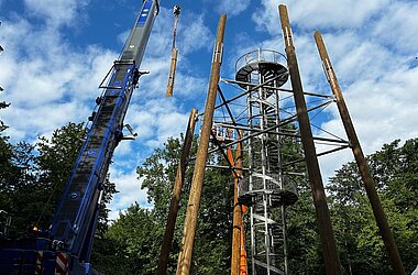 Ein Wahrzeichen verschwindet: Der Turm während der Rückbauphase.