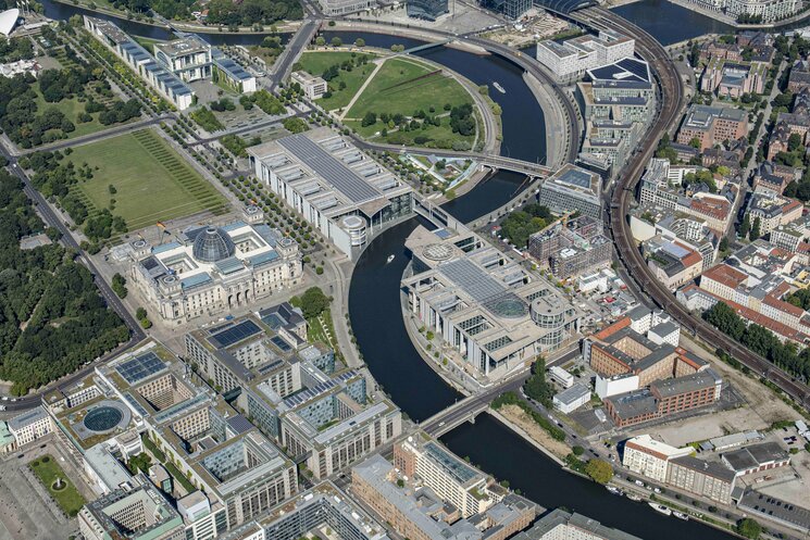 Luftbild Gebäude mit angrenzenden Gebäuden und Fluss
