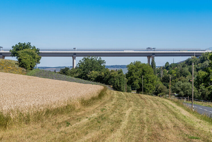 Fernbild Seitenansicht von der Brücke