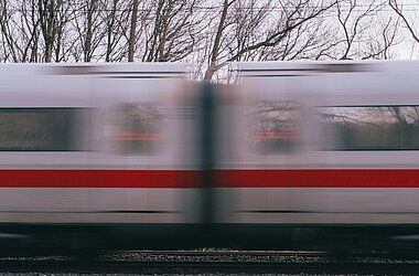 Zwei ICE-Züge passieren sich mit hoher Geschwindigkeit