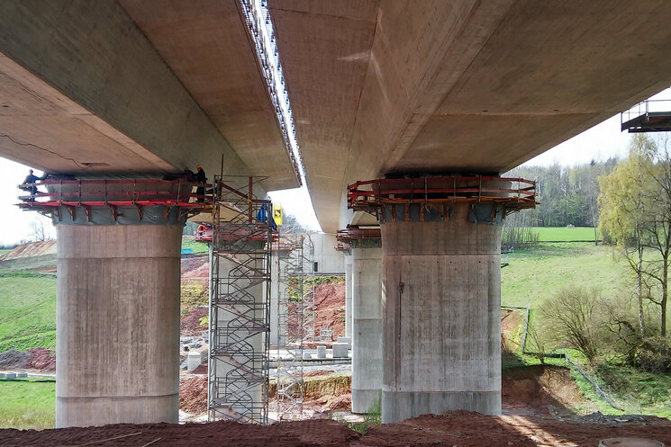 Unteransicht der Brücke umgeben von Wiese