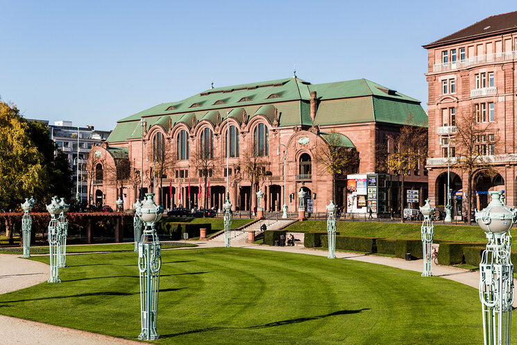 Gebäude mit angrenzendem Park