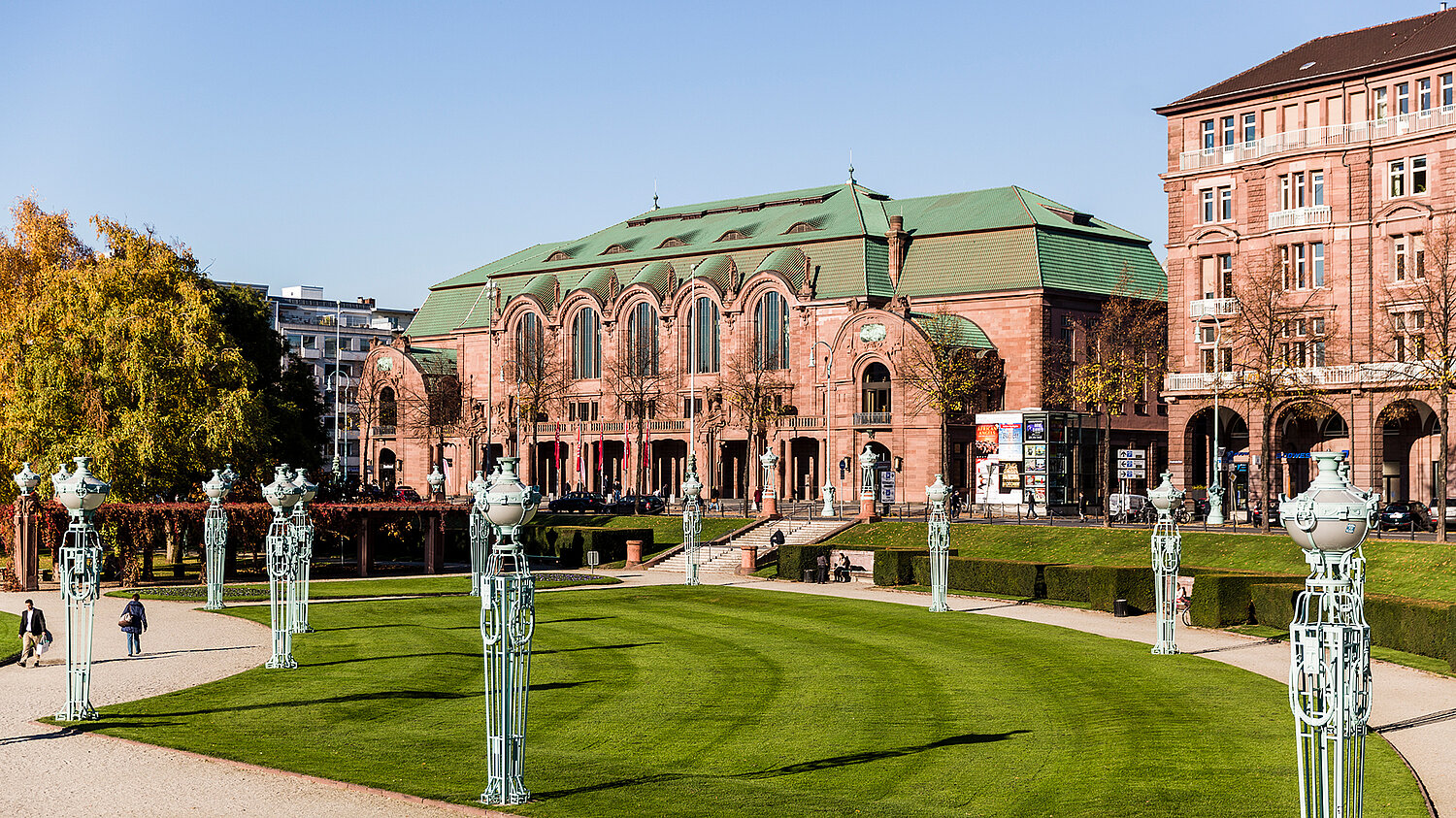 Gebäude mit angrenzendem Park 