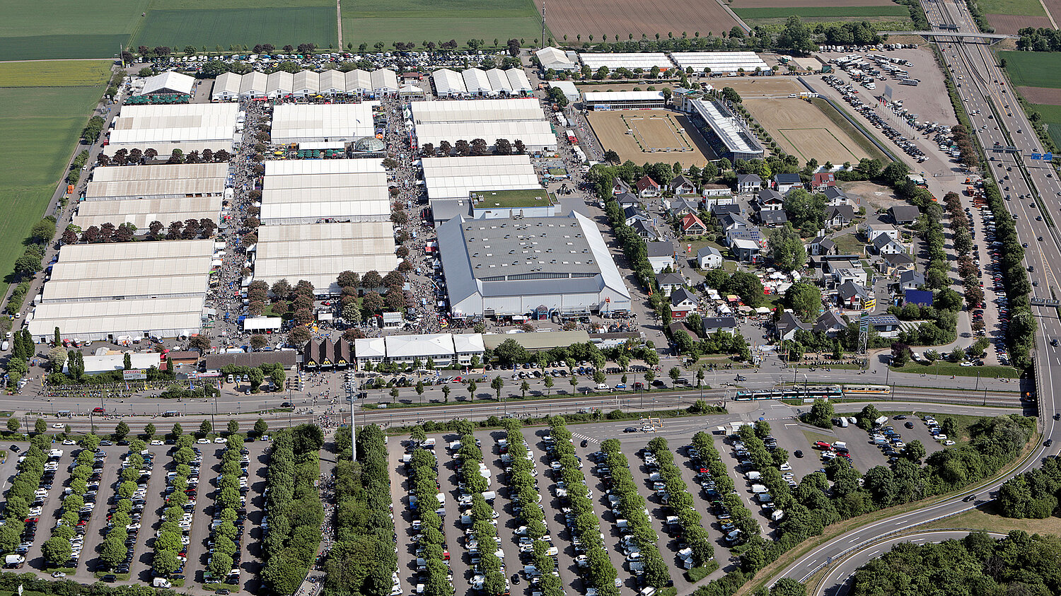 Maimarkt Luftbild mit Gebäuden und Felder