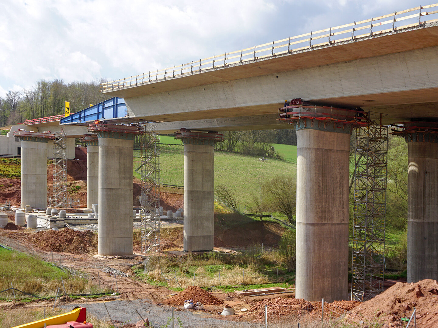 Unfertige Brücke im Bauzustand