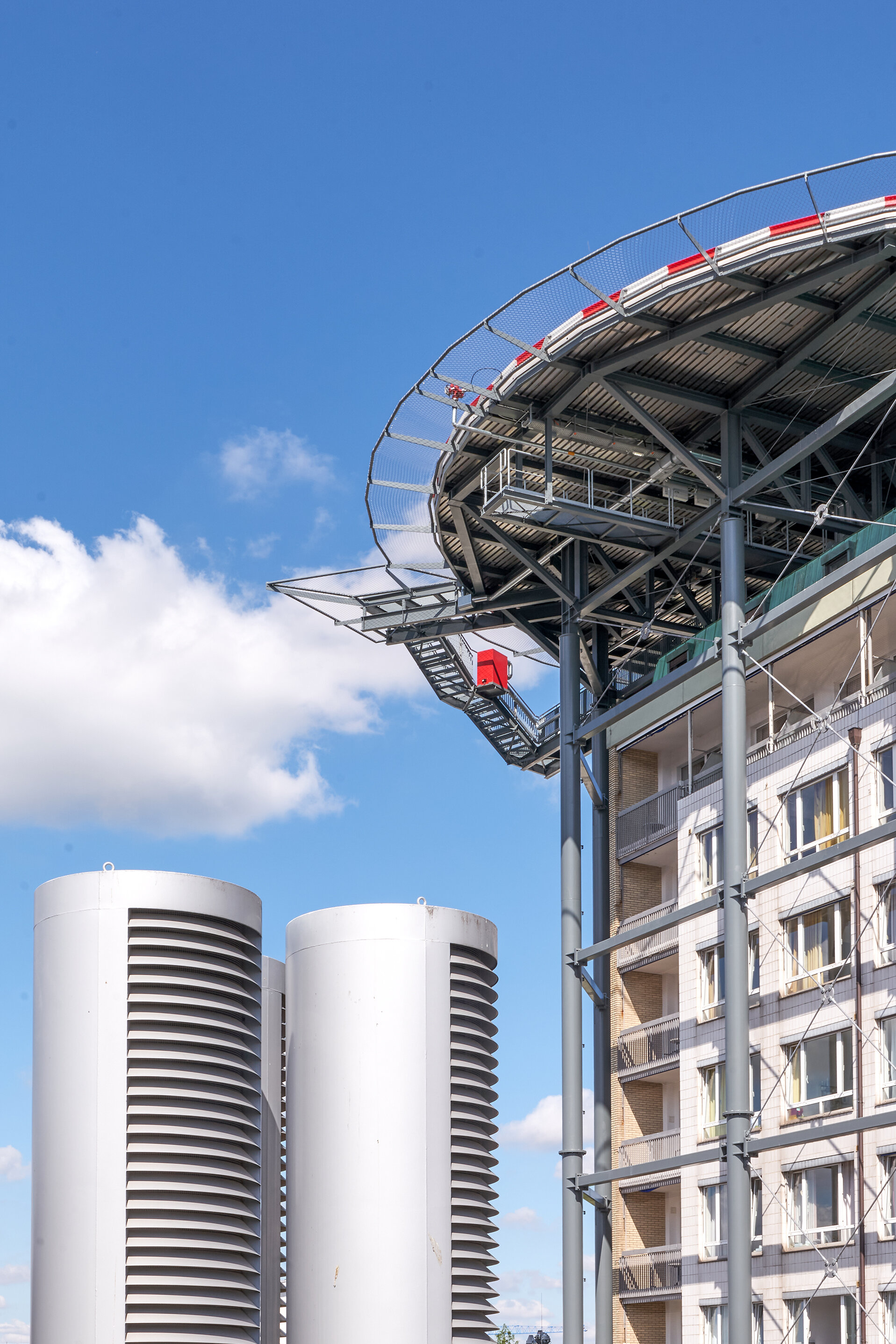 Hubschrauberlandeplatz von unten auf dem Dach eines Gebäudes