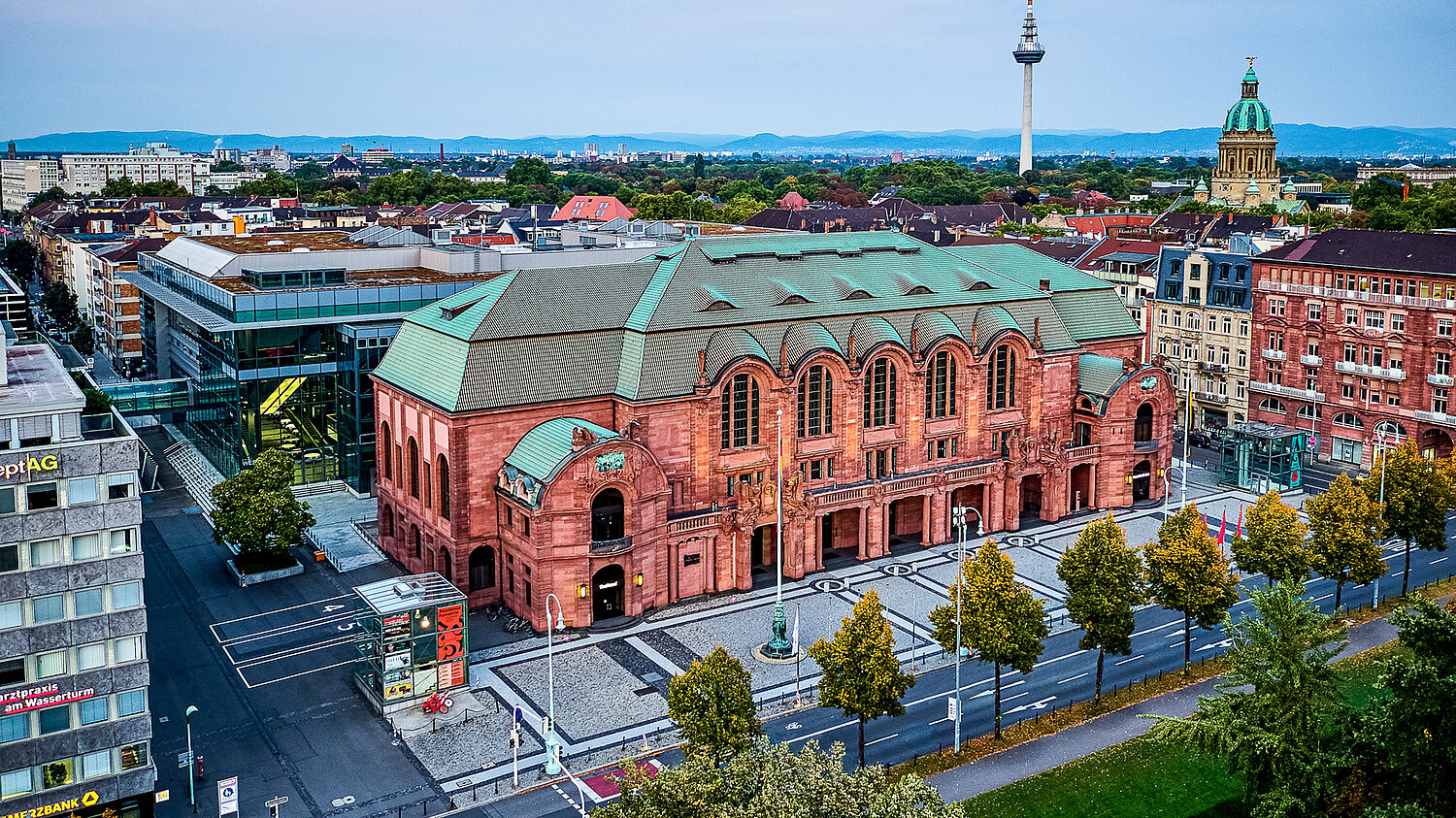 Luftbild Gebäude mit Aussicht auf Dach und angrenzenden Gebäuden