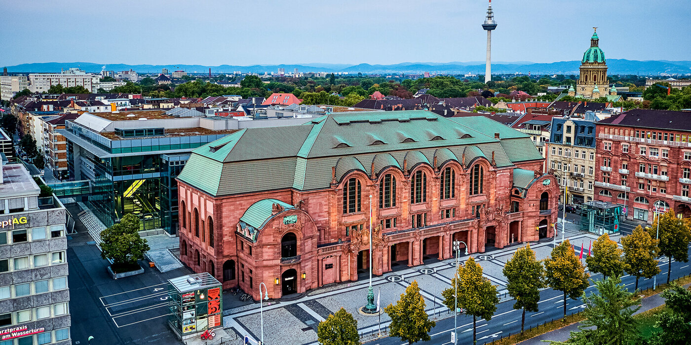 Luftbild Gebäude mit Aussicht auf Dach und angrenzenden Gebäuden