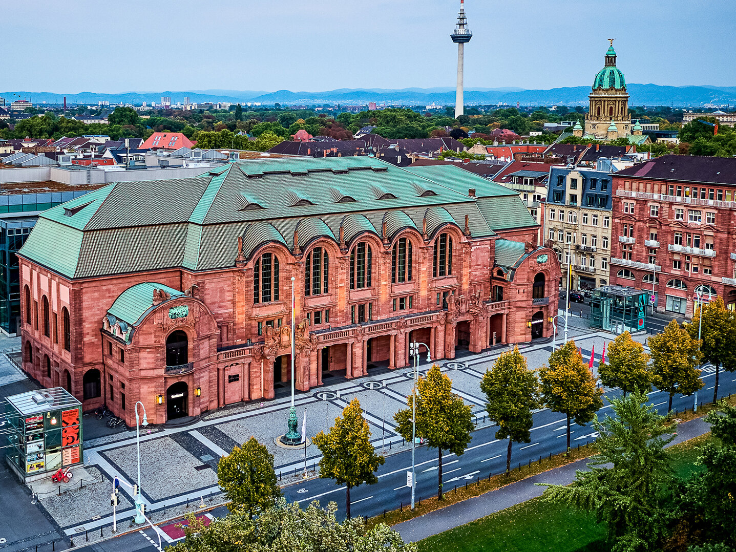 Luftbild Gebäude mit Aussicht auf Dach und angrenzenden Gebäuden