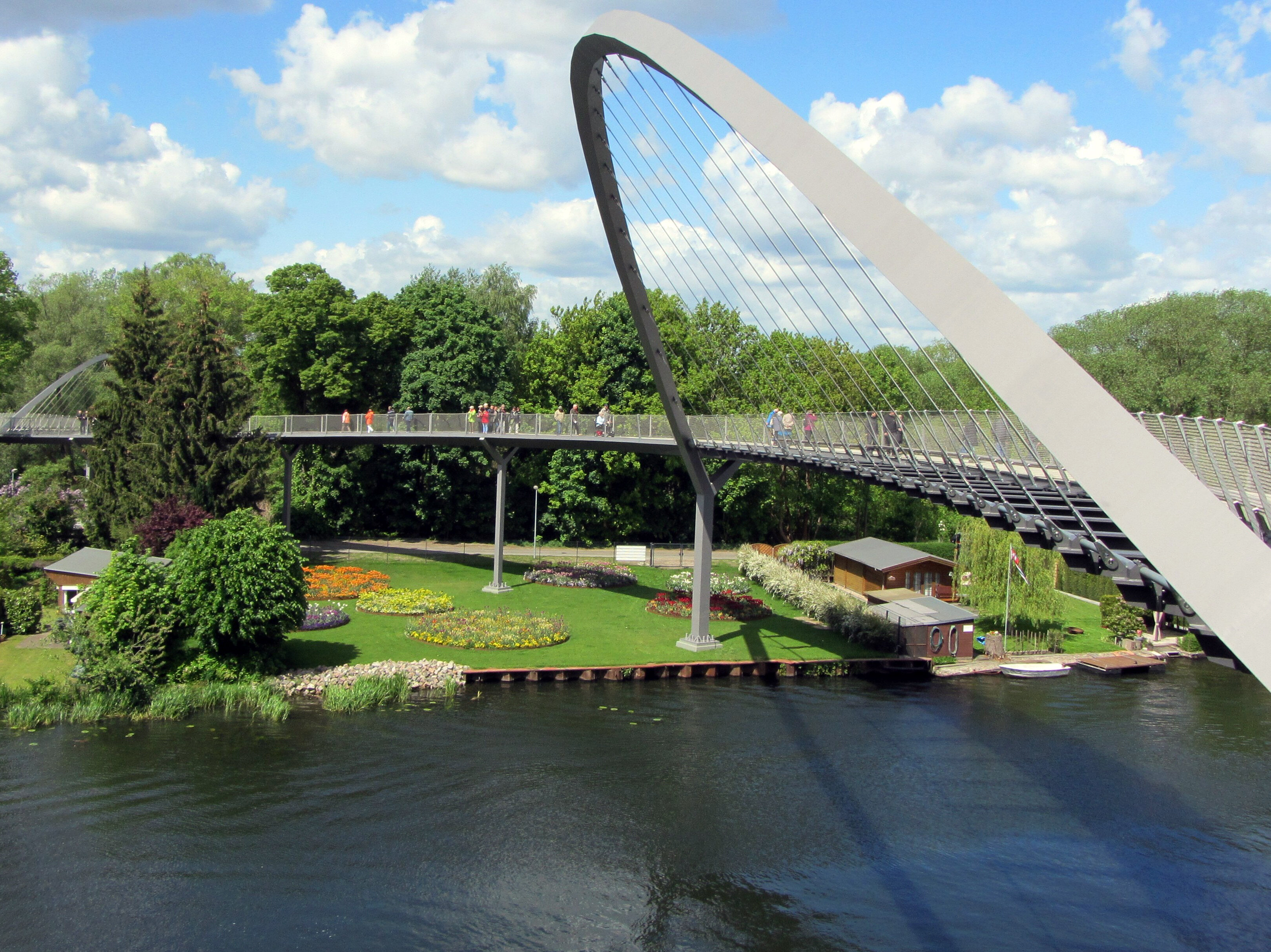 Brücke über Wasser mit Fußgängern auf der Brücke