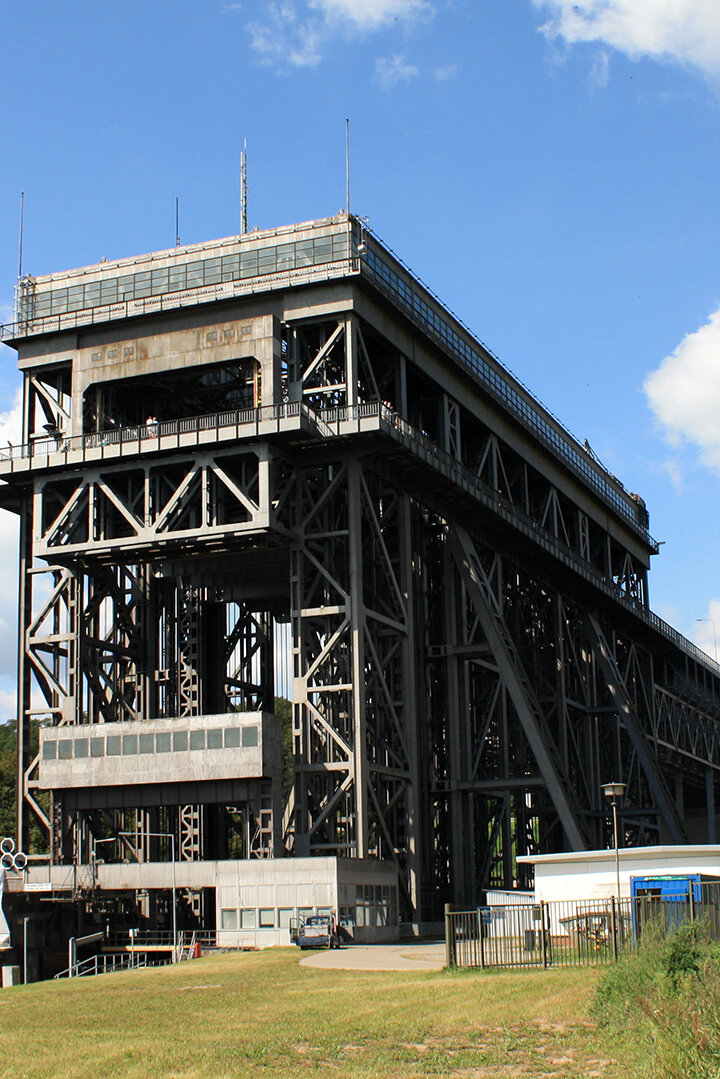 Seitenansicht Schiffshebewerk  angrenzend an Wiese