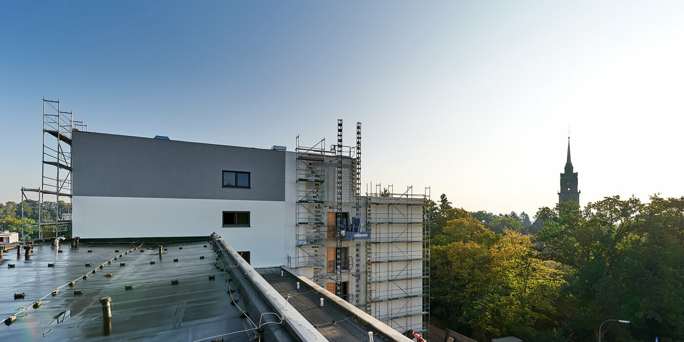 Dach mit Aussicht auf Gebäude im Bauzustand