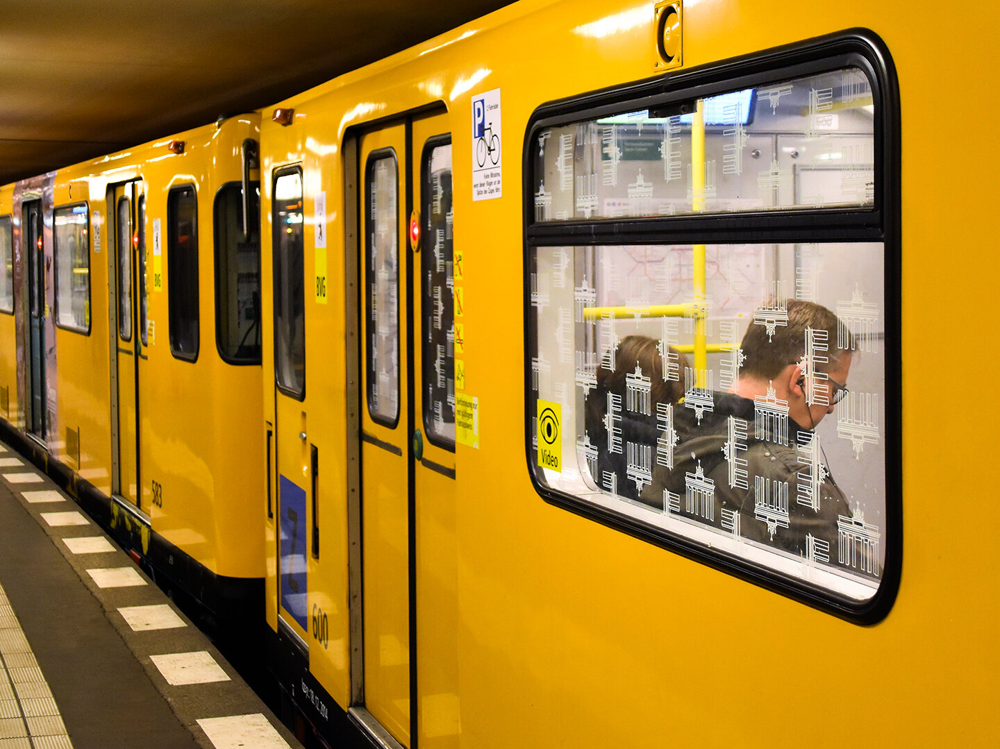Gelber Zug mit Passagieren im Zug