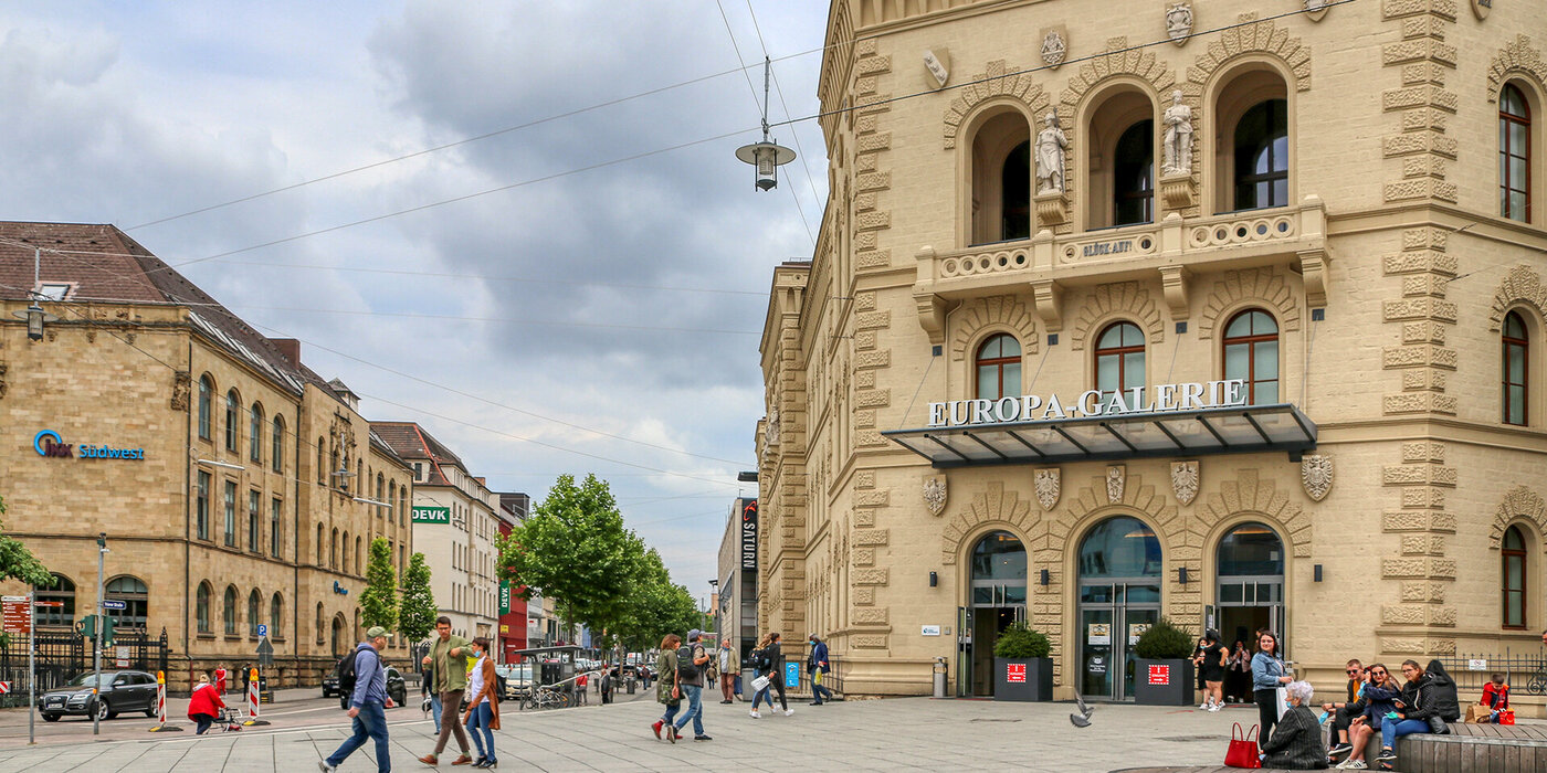 Eingangsbereich außen mit vielen Personen 