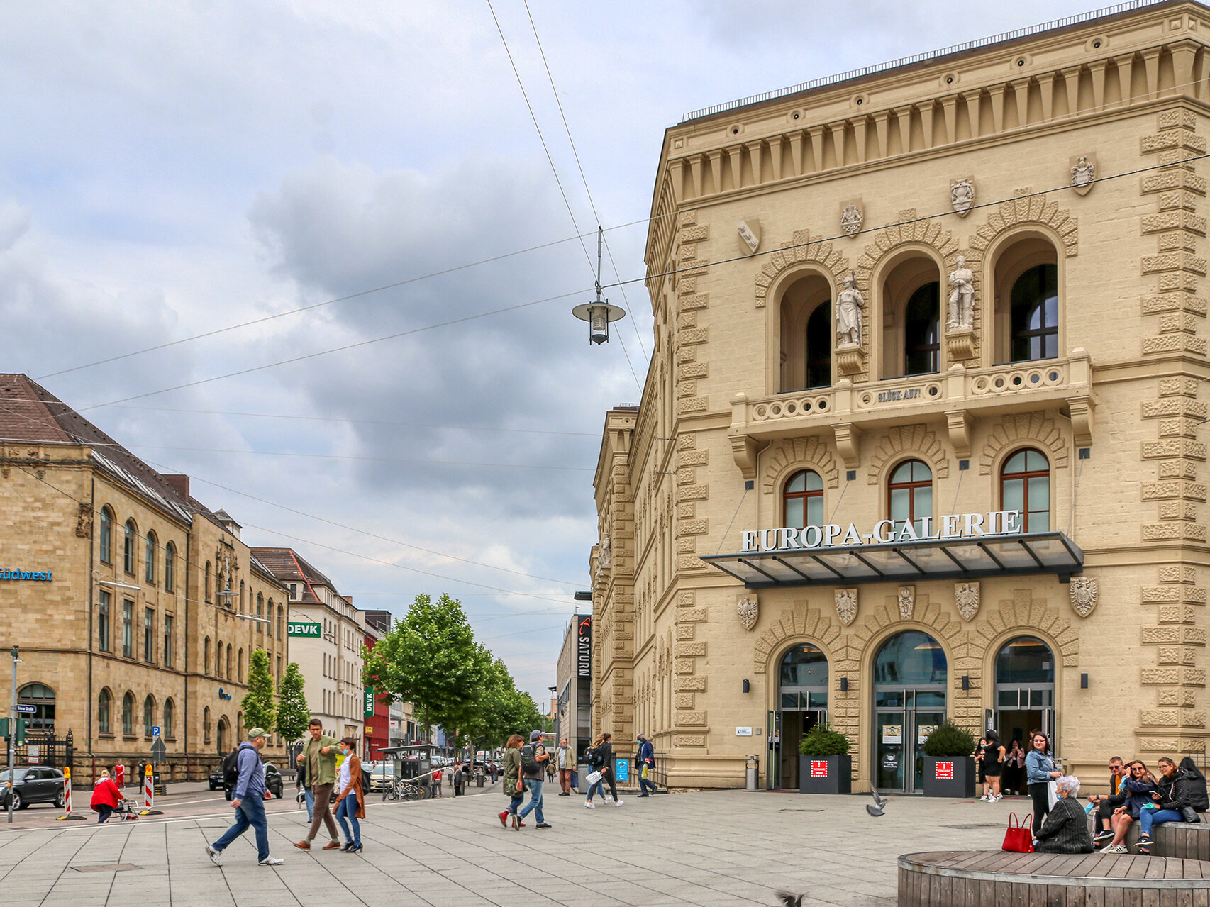 Eingangsbereich außen mit vielen Personen 