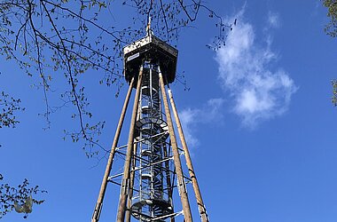 Die imposante Konstruktion des Eichbergturms vor Beginn der Rückbauarbeiten.