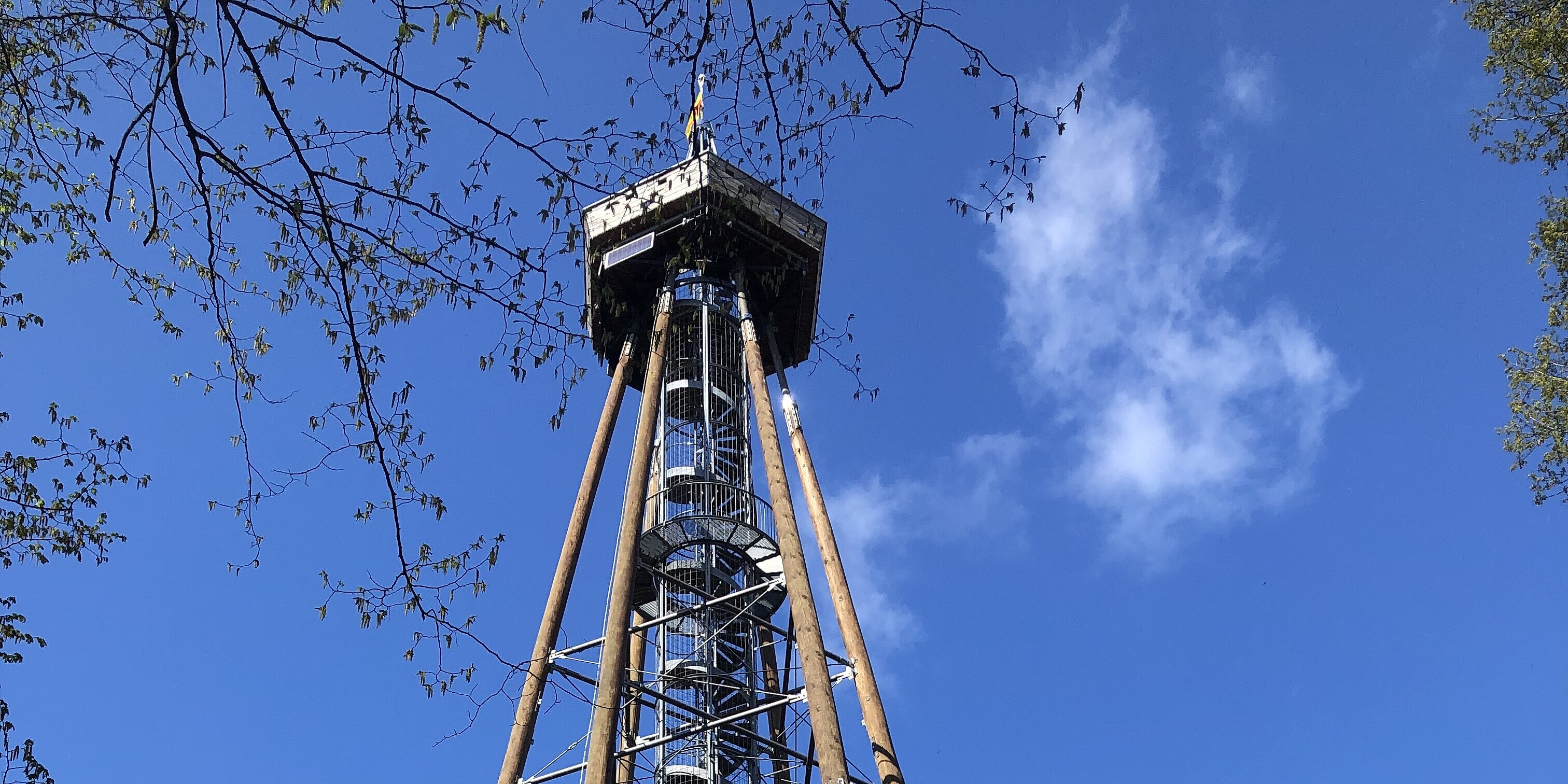 Die imposante Konstruktion des Eichbergturms vor Beginn der Rückbauarbeiten.