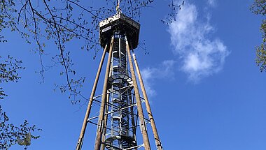 Die imposante Konstruktion des Eichbergturms vor Beginn der Rückbauarbeiten.