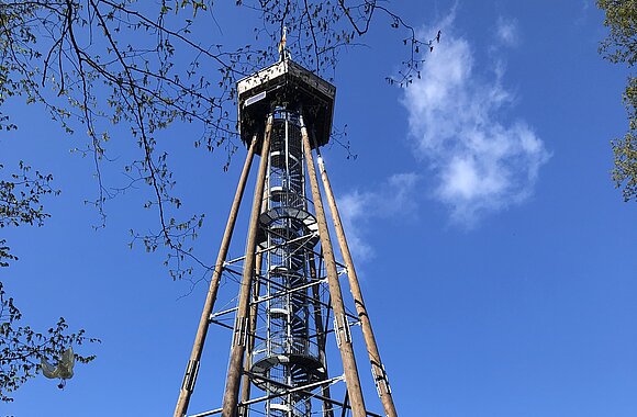 Die imposante Konstruktion des Eichbergturms vor Beginn der Rückbauarbeiten.