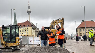 Berliner Team beim Spatenstich (v.l.n.r. Stefan Bogatzki, Ormiy Lahdo, Robert Henke)