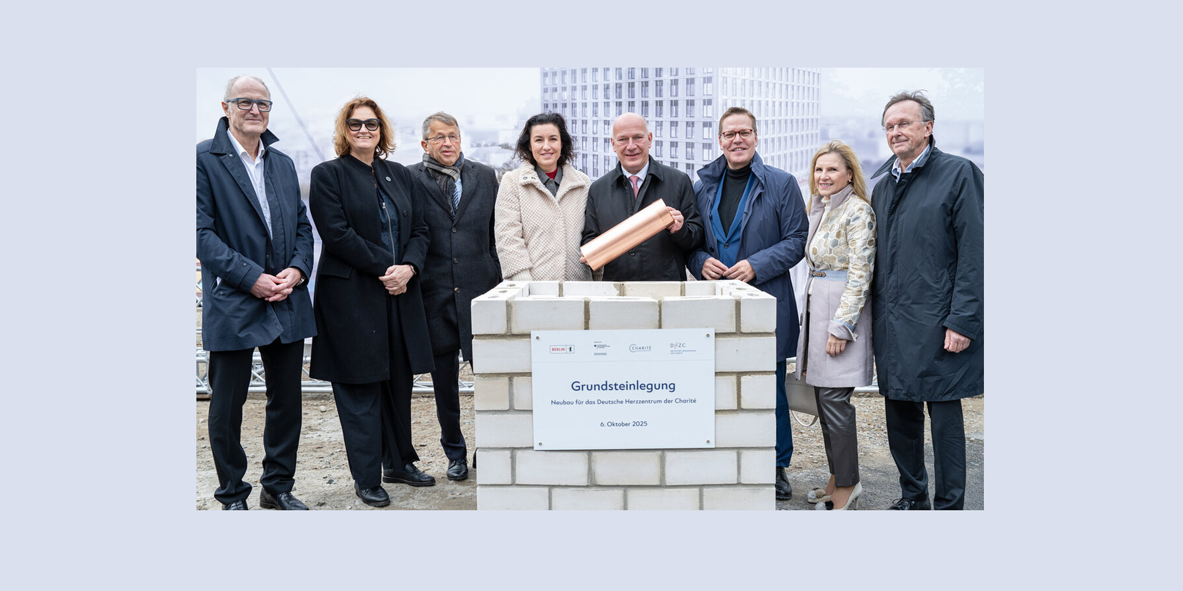 v.l.n.r.: Prof. Volkmar Falk (Ärztlicher Direktor des DHZC), Dr. Ina Czyborra (Senatorin für Wissenschaft, Gesundheit und Pflege), Prof. Heyo K. Kroemer (Vorstandsvorsitzender der Charité), Dorothee Bär (Bundesministerin für Forschung, Technologie und Raumfahrt), Kai Wegner (Regierender Bürgermeister von Berlin), Tino Sorge (Parlamentarischer Staatssekretär im Bundesministerium für Gesundheit), Astrid Lurati (Vorstand Finanzen und Infrastruktur der Charité), Prof. Hans Maier (Vorstandsvorsitzender der Stiftung Deutsches Herzzentrum) © DHZC/Paff