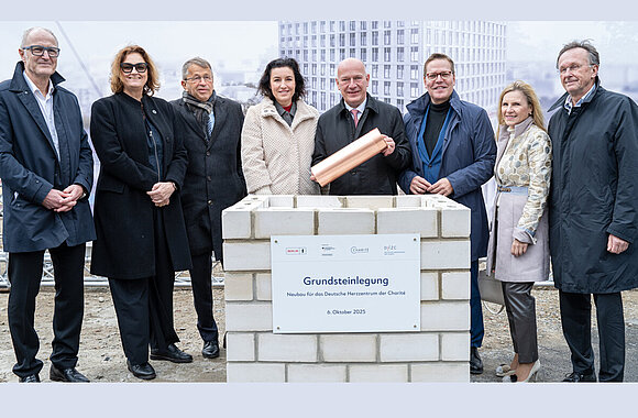 v.l.n.r.: Prof. Volkmar Falk (Ärztlicher Direktor des DHZC), Dr. Ina Czyborra (Senatorin für Wissenschaft, Gesundheit und Pflege), Prof. Heyo K. Kroemer (Vorstandsvorsitzender der Charité), Dorothee Bär (Bundesministerin für Forschung, Technologie und Raumfahrt), Kai Wegner (Regierender Bürgermeister von Berlin), Tino Sorge (Parlamentarischer Staatssekretär im Bundesministerium für Gesundheit), Astrid Lurati (Vorstand Finanzen und Infrastruktur der Charité), Prof. Hans Maier (Vorstandsvorsitzender der Stiftung Deutsches Herzzentrum) © DHZC/Paff