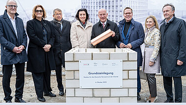 v.l.n.r.: Prof. Volkmar Falk (Ärztlicher Direktor des DHZC), Dr. Ina Czyborra (Senatorin für Wissenschaft, Gesundheit und Pflege), Prof. Heyo K. Kroemer (Vorstandsvorsitzender der Charité), Dorothee Bär (Bundesministerin für Forschung, Technologie und Raumfahrt), Kai Wegner (Regierender Bürgermeister von Berlin), Tino Sorge (Parlamentarischer Staatssekretär im Bundesministerium für Gesundheit), Astrid Lurati (Vorstand Finanzen und Infrastruktur der Charité), Prof. Hans Maier (Vorstandsvorsitzender der Stiftung Deutsches Herzzentrum) © DHZC/Paff