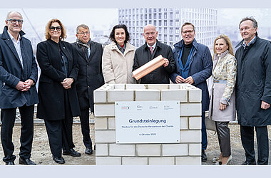 v.l.n.r.: Prof. Volkmar Falk (Ärztlicher Direktor des DHZC), Dr. Ina Czyborra (Senatorin für Wissenschaft, Gesundheit und Pflege), Prof. Heyo K. Kroemer (Vorstandsvorsitzender der Charité), Dorothee Bär (Bundesministerin für Forschung, Technologie und Raumfahrt), Kai Wegner (Regierender Bürgermeister von Berlin), Tino Sorge (Parlamentarischer Staatssekretär im Bundesministerium für Gesundheit), Astrid Lurati (Vorstand Finanzen und Infrastruktur der Charité), Prof. Hans Maier (Vorstandsvorsitzender der Stiftung Deutsches Herzzentrum) © DHZC/Paff