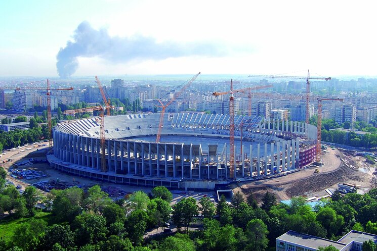 Luftbild Stadion mit angrenzenden Kränen