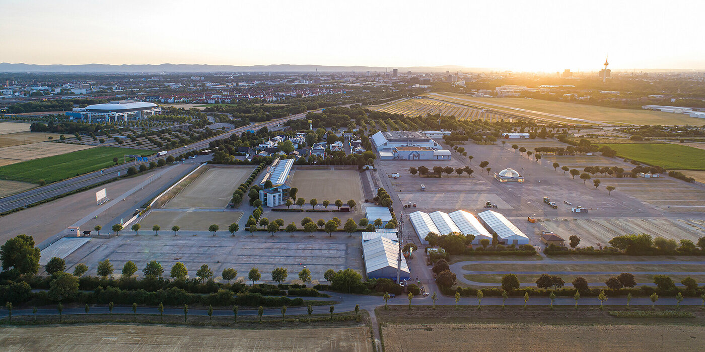 Gelände Maimarkt Luftbild mit Gebäuden und Feldern