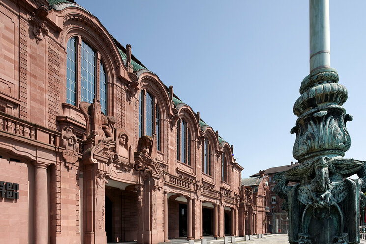 Gebäude mit Laternenstab im Vordergrund