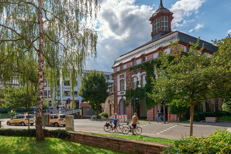 Gebäude angrenzend an Straße mit Fahrradfahrern
