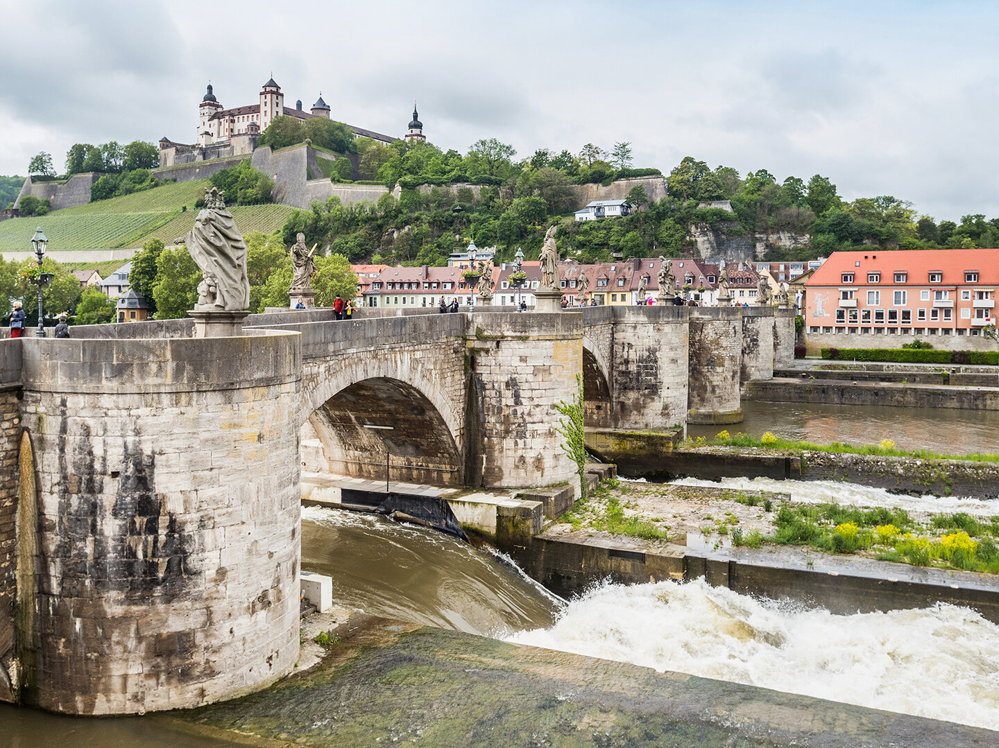 Brücke über Wasser und Gebäude im Hintergrund