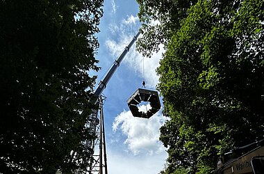 Sicheres Absenken der Aussichtskanzel: Präzisionsarbeit beim Rückbau des Eichbergturms.
