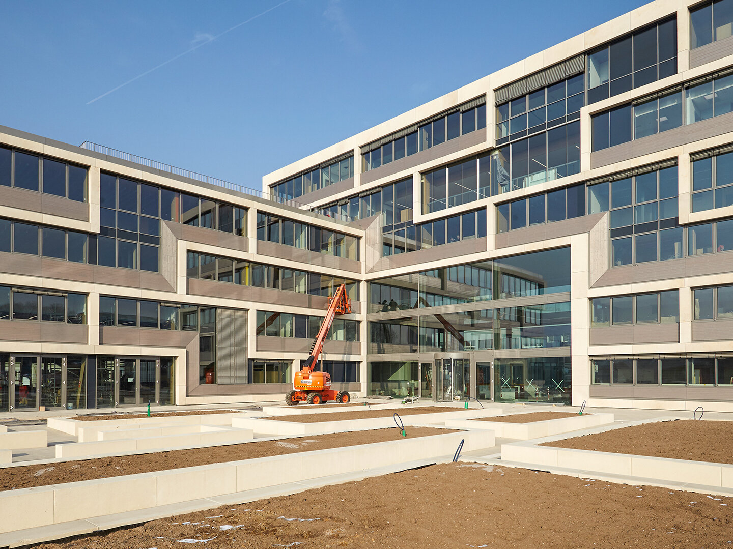 Bauzustand Gebäude mit viel Glasfassade