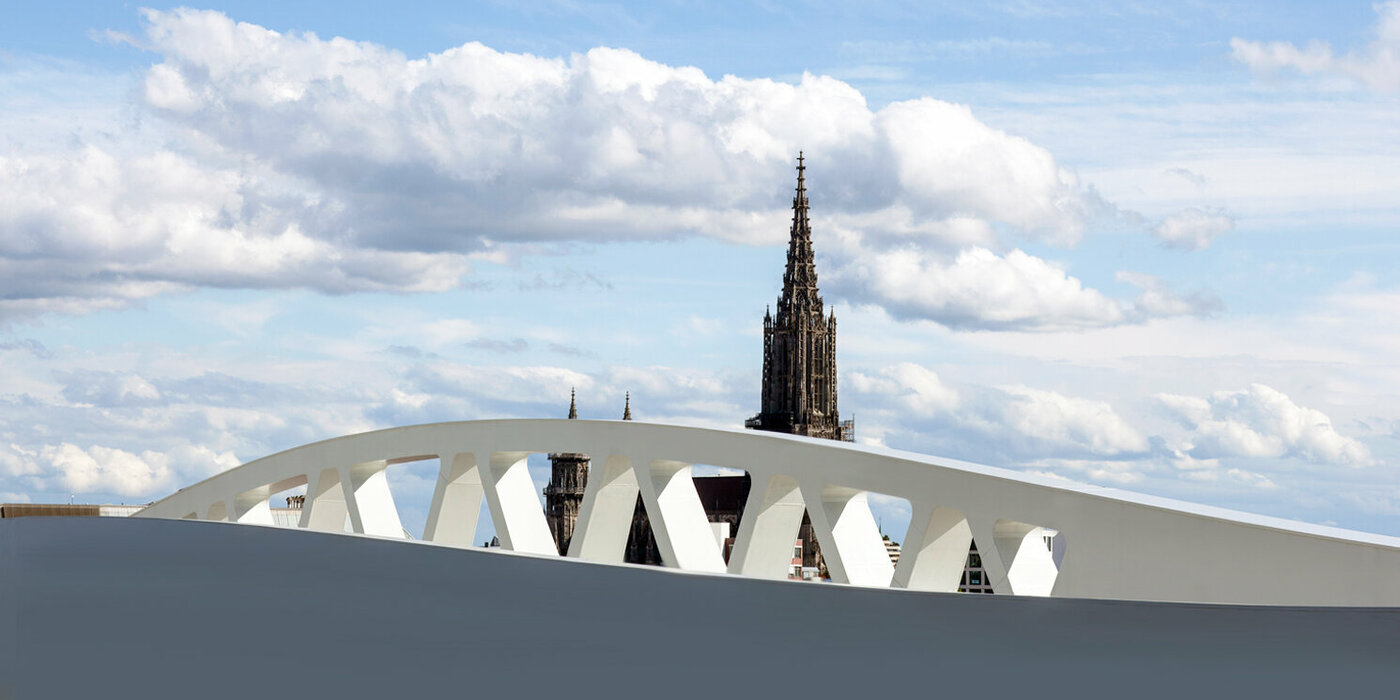 Brücke mit blauem Himmel und Kirche im Hintergrund