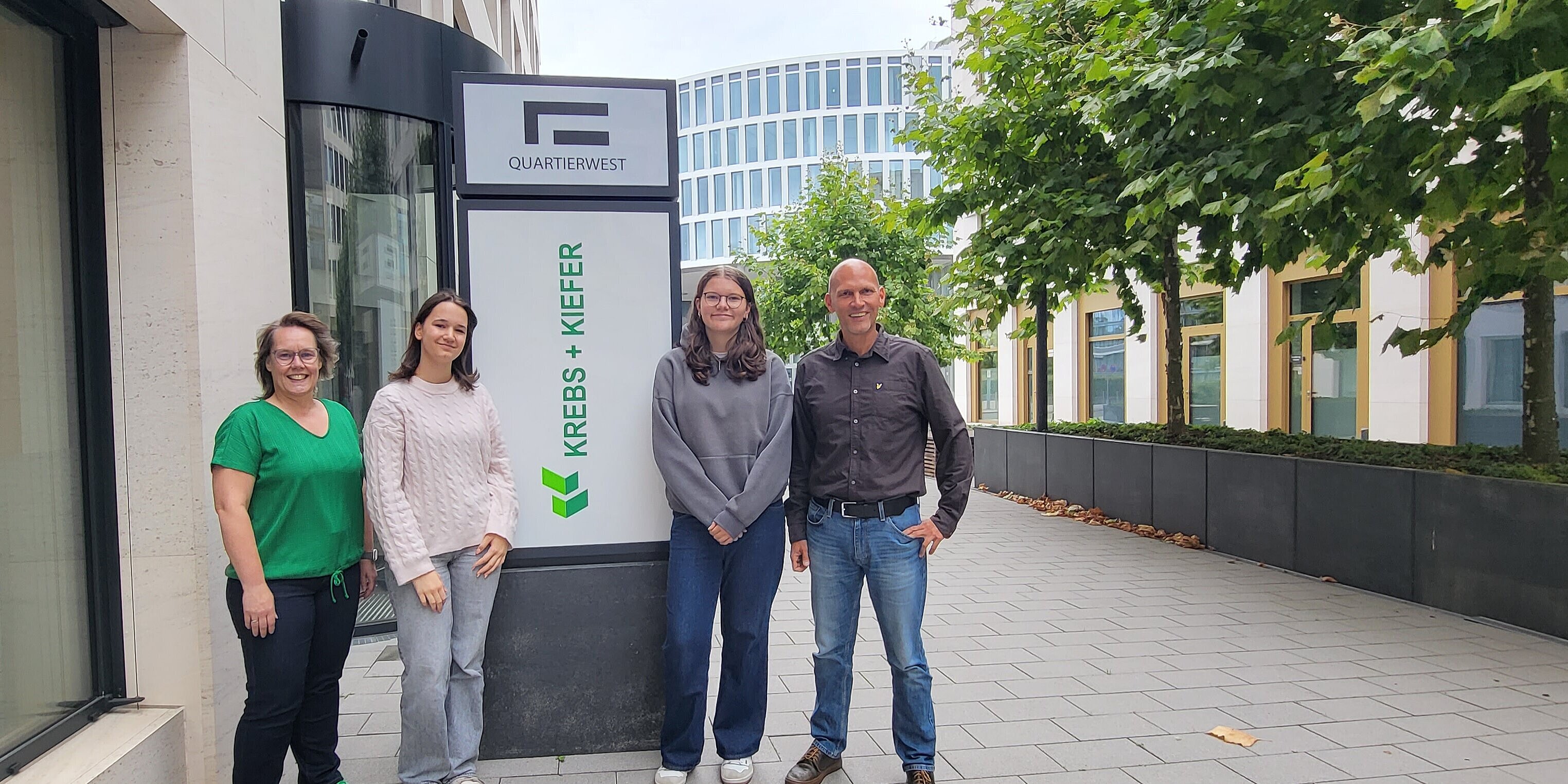 Herzlich willkommen an Bord. Von links nach rechts: Nicole Kappei, Romy Wecker, Jolina Pretsch, Jan Bunzel