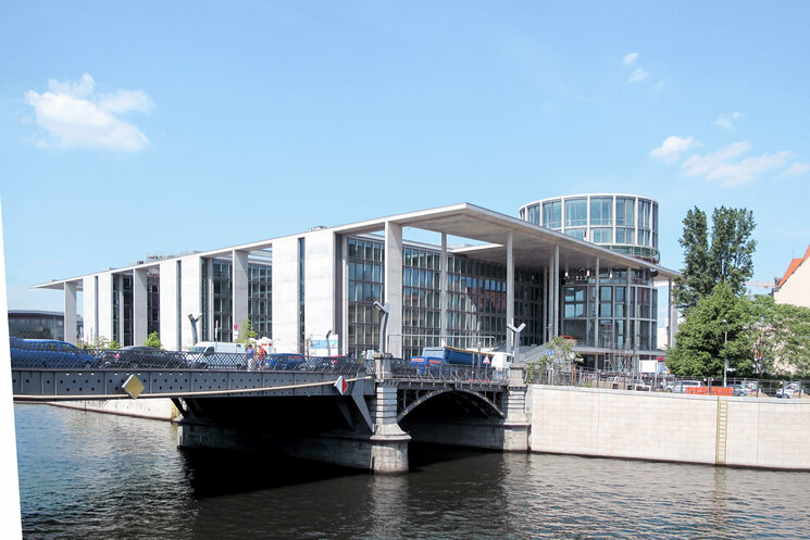 Brückenansicht über Wasser mit Gebäude im Hintergrund