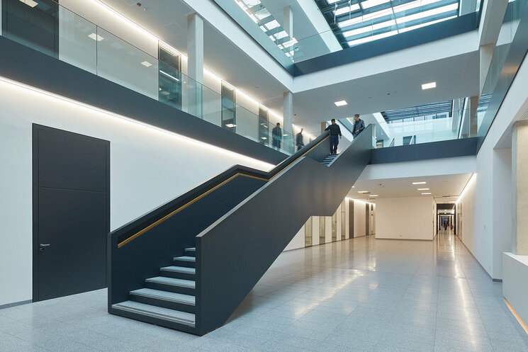 Innenansicht über mehrere Stockwerke mit Treppe