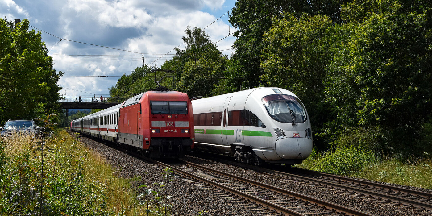 Schienen mit einem weißen und einem roten Zug