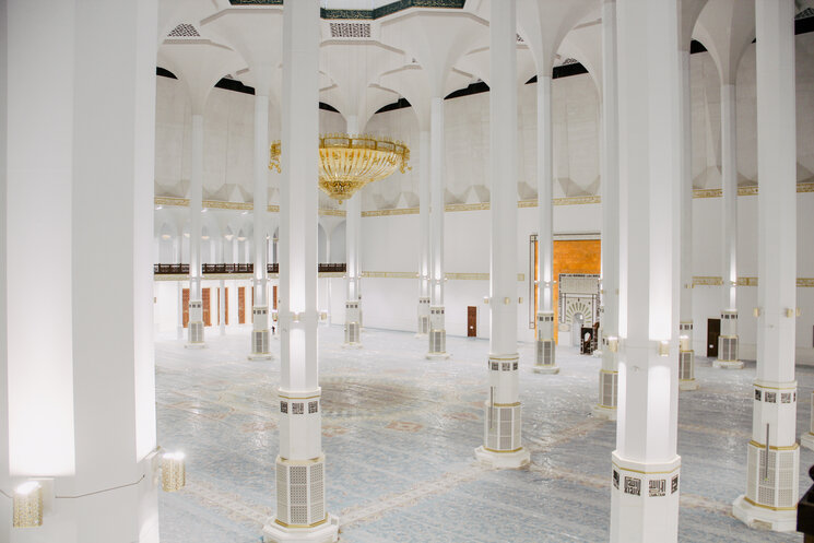 Innenansicht Moschee mit vielen weißen Säulen