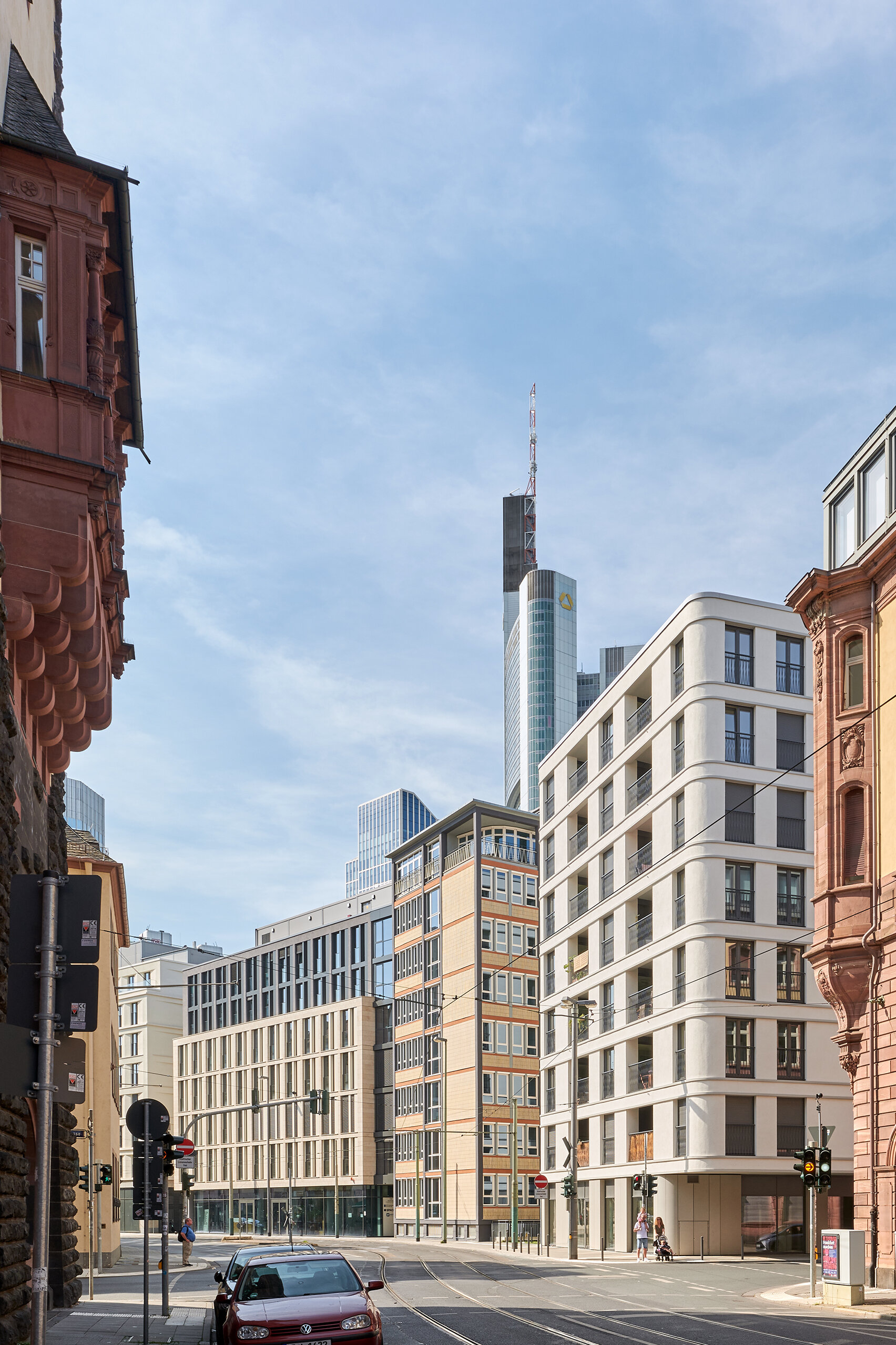 Gebäude zwischen vielen anderen Gebäuden mit Straße