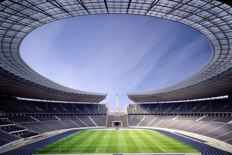 Stadion Innenansicht auf Spielfeld, Decke und Zuschauerplätze