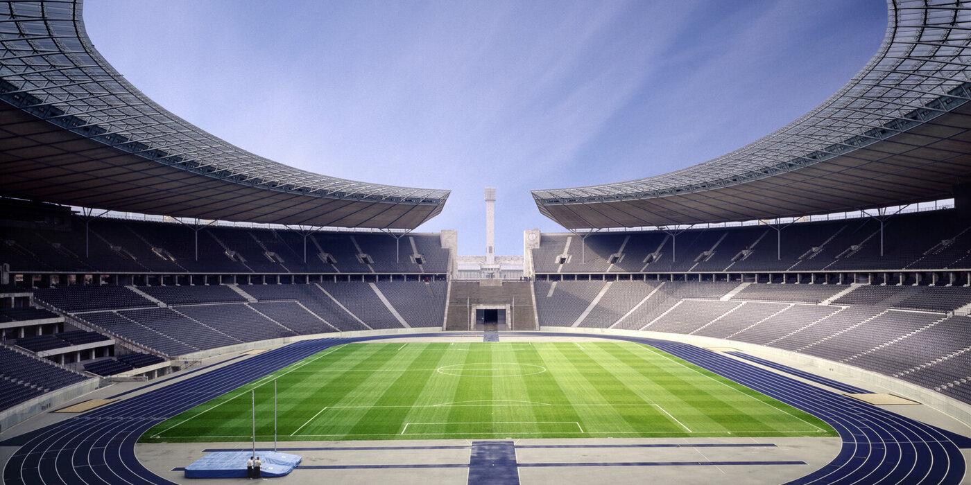 Stadion Innenansicht auf Spielfeld, Decke und Zuschauerplätze