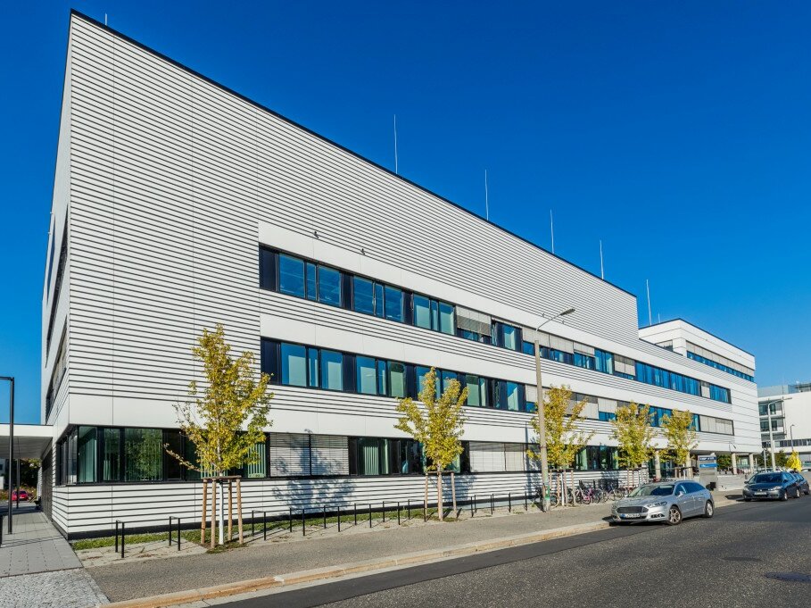 Außenansicht weißes Gebäude angrenzend an Straße