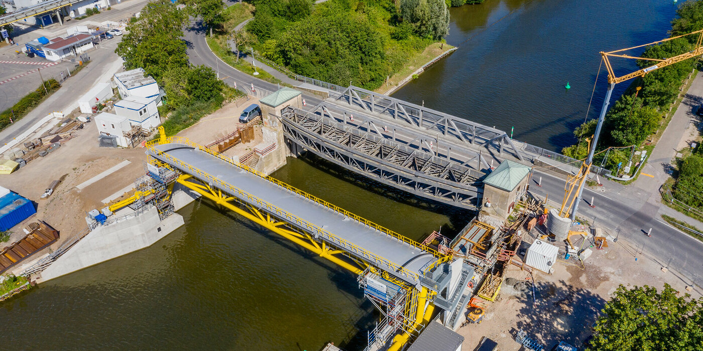 Hochwassersperrtor Luftbild über Fluss