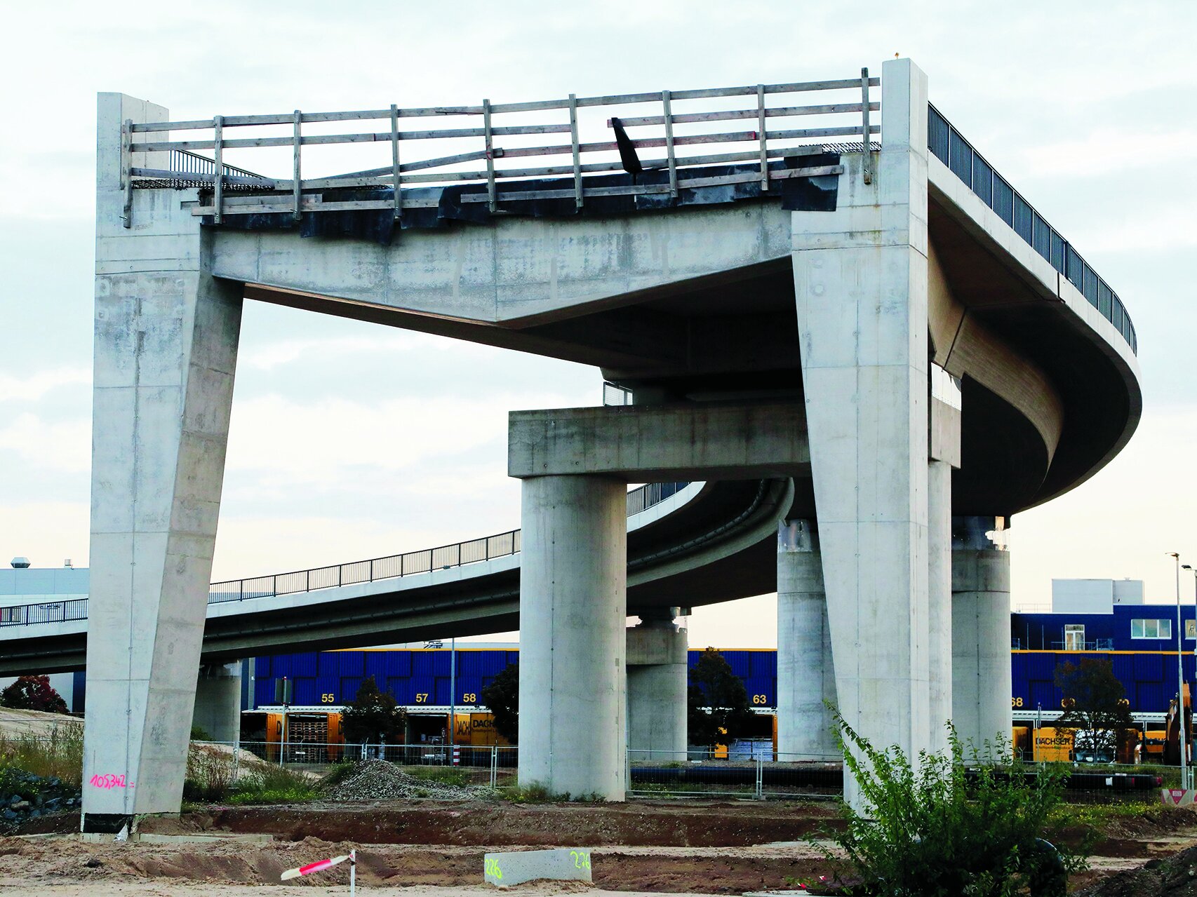 Gebogene Brücke im Bauzustand