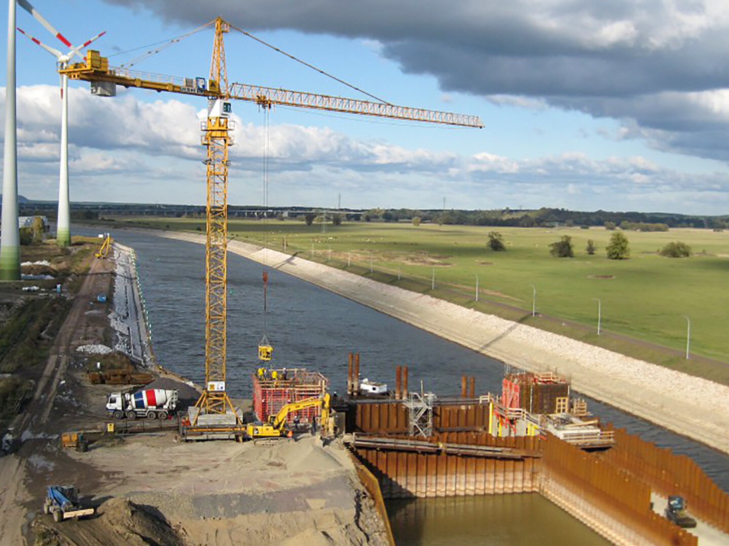 Hafenschleuse im Bau mit Kran