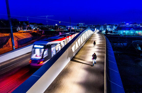 Nachtansicht Brücke Draufsicht fahrendem Verkehr