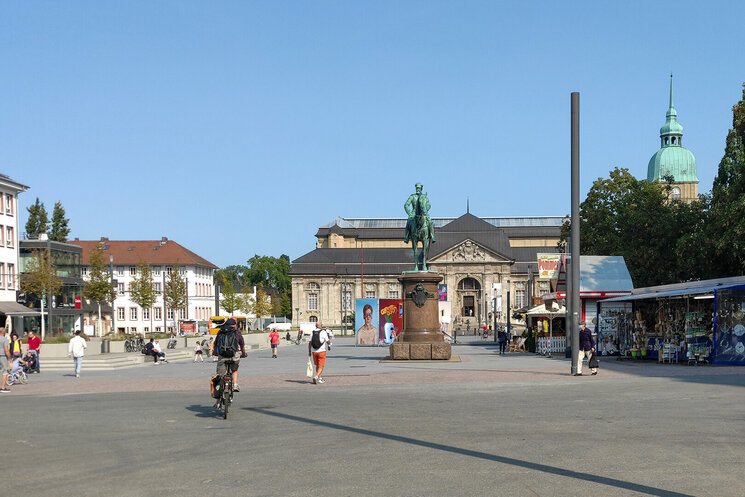 Friedensplatz mit Fußgängern